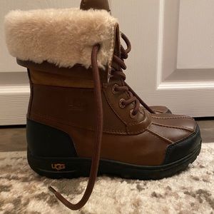 UGG kids BUTTE II CWR BOOT. Size 2 (Worcester)